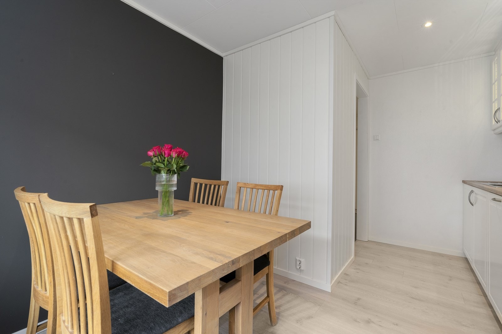 Plass til spisebord i kjøkkenkroken. Galleribilde