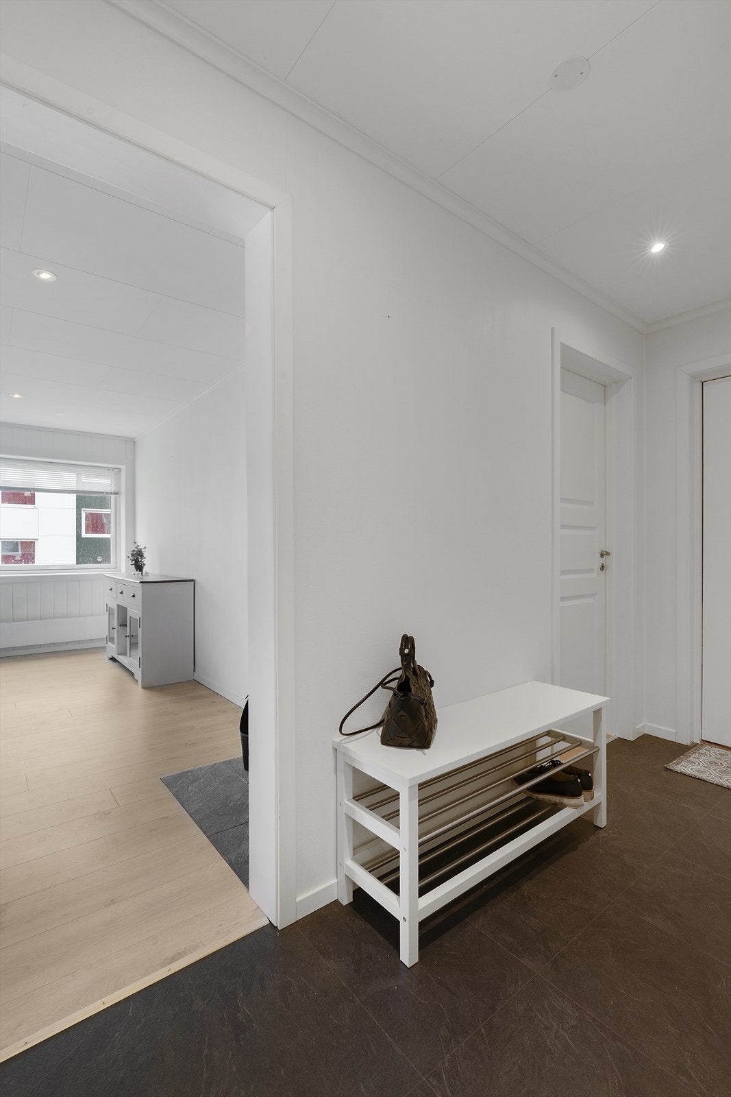 Direkte adgang til stue fra entréen skaper en åpen romfølelse. Galleribilde