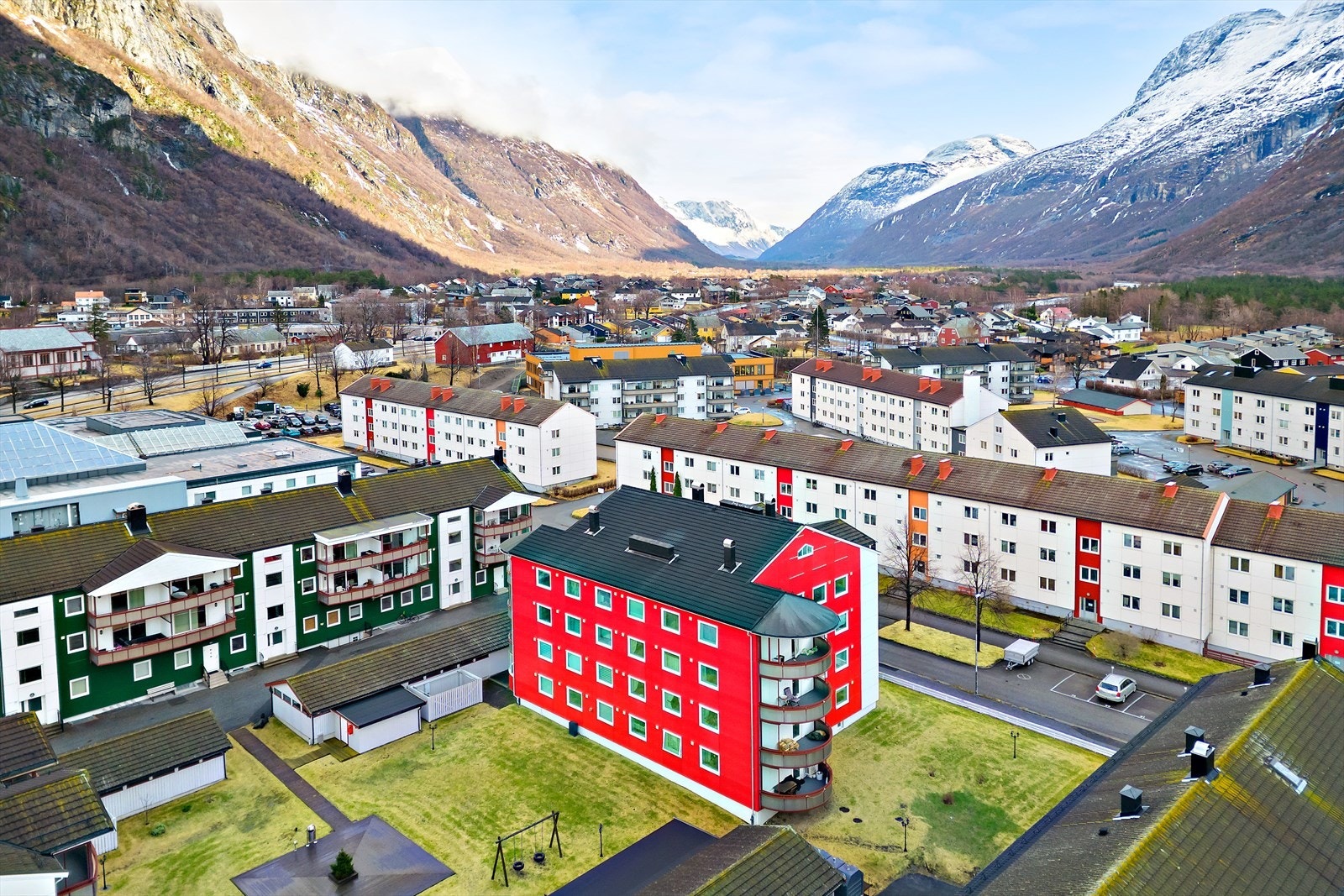 Dronebilde over eiendommen og nærområdet, med bl.a. Alti Sunndal i umiddelbar nærhet til boligen. Galleribilde