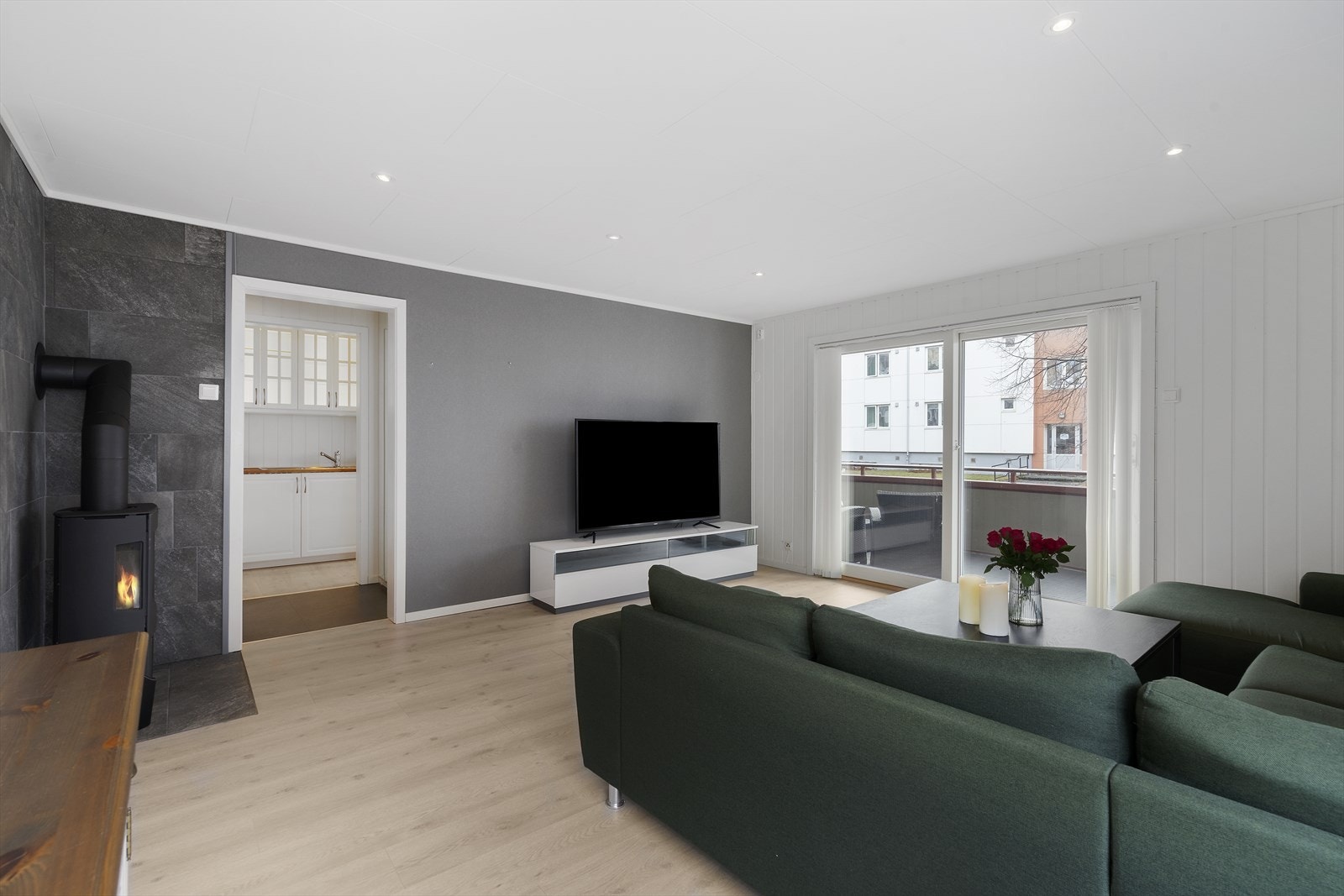 Fra stue er det åpent mot gang, som igjen er åpen mot kjøkkenet. Galleribilde