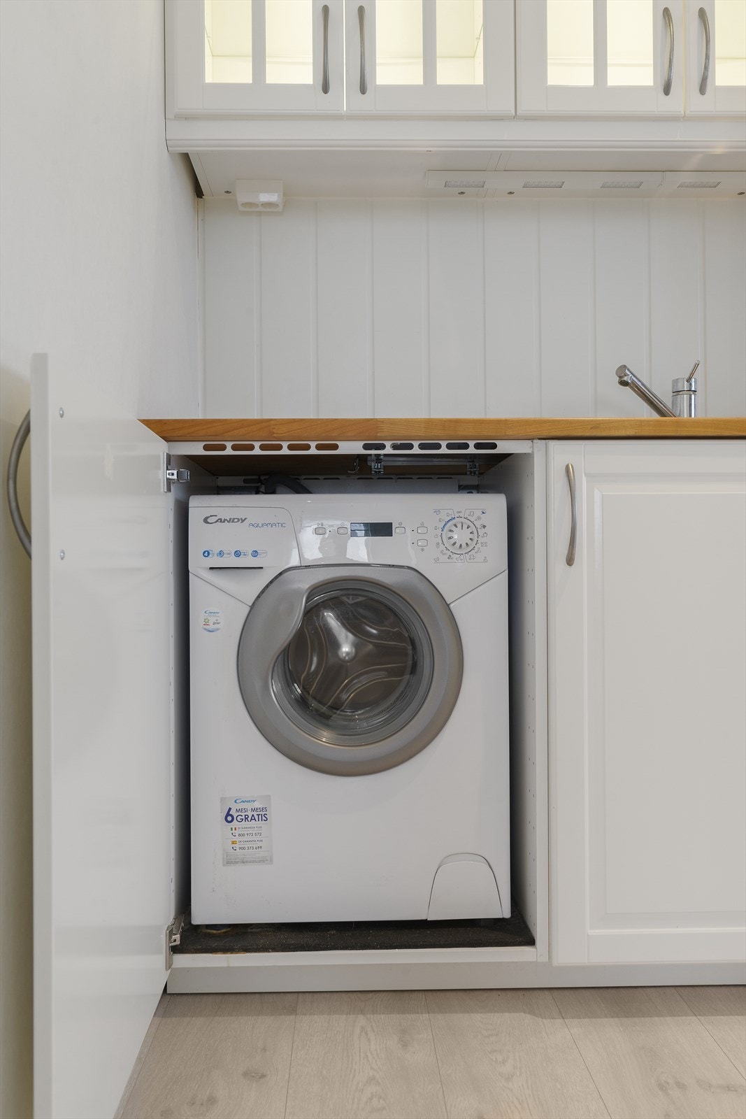 Opplegg til vaskemaskin under kjøkkenbenken gir en praktisk løsning. Galleribilde