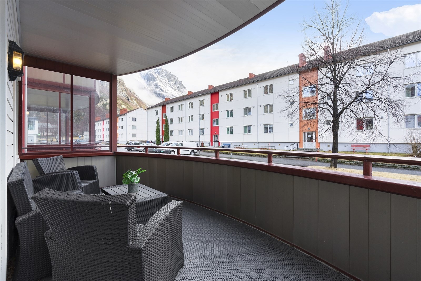 Balkong er romslig, med plass til sittegruppe og har utsyn mot nærliggende bygninger og fjell. Galleribilde