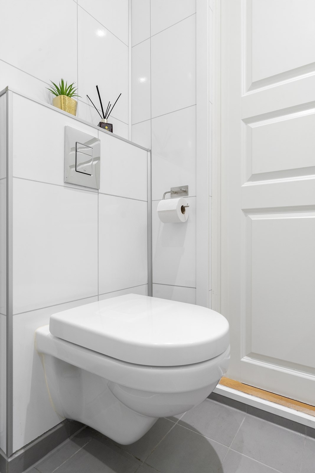 Vegghengt toalett gir enkel rengjøring. Galleribilde