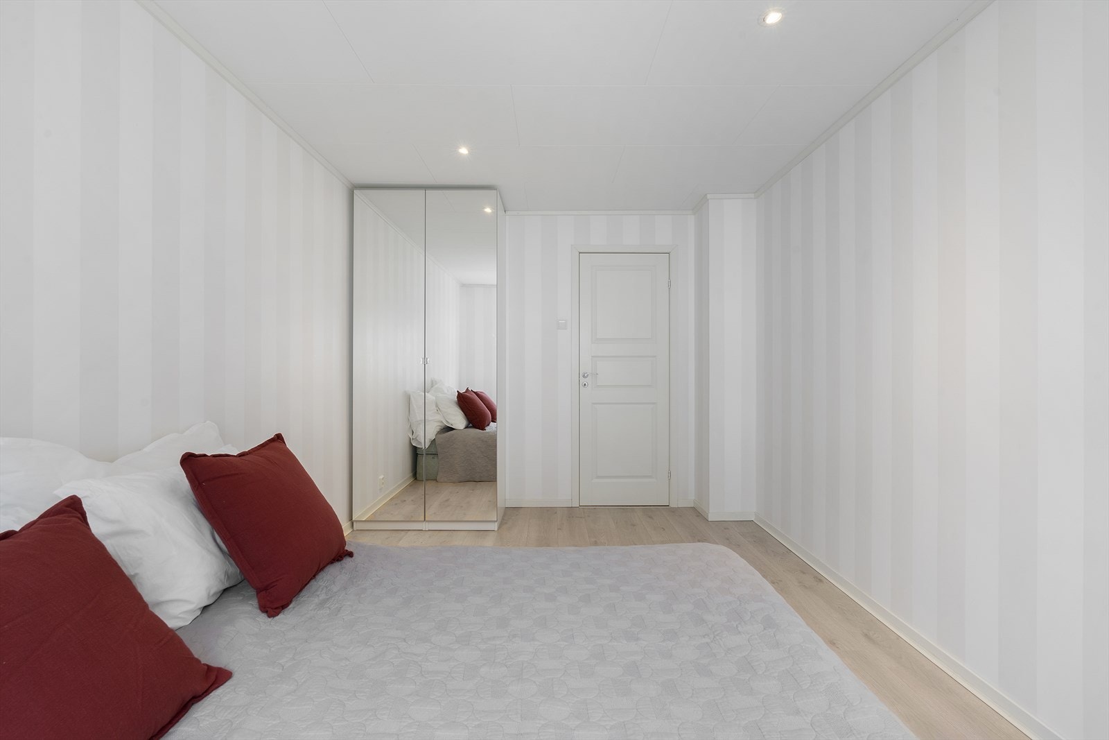 Garderobeskap med speildører gir rommet en følelse av romslighet. Galleribilde