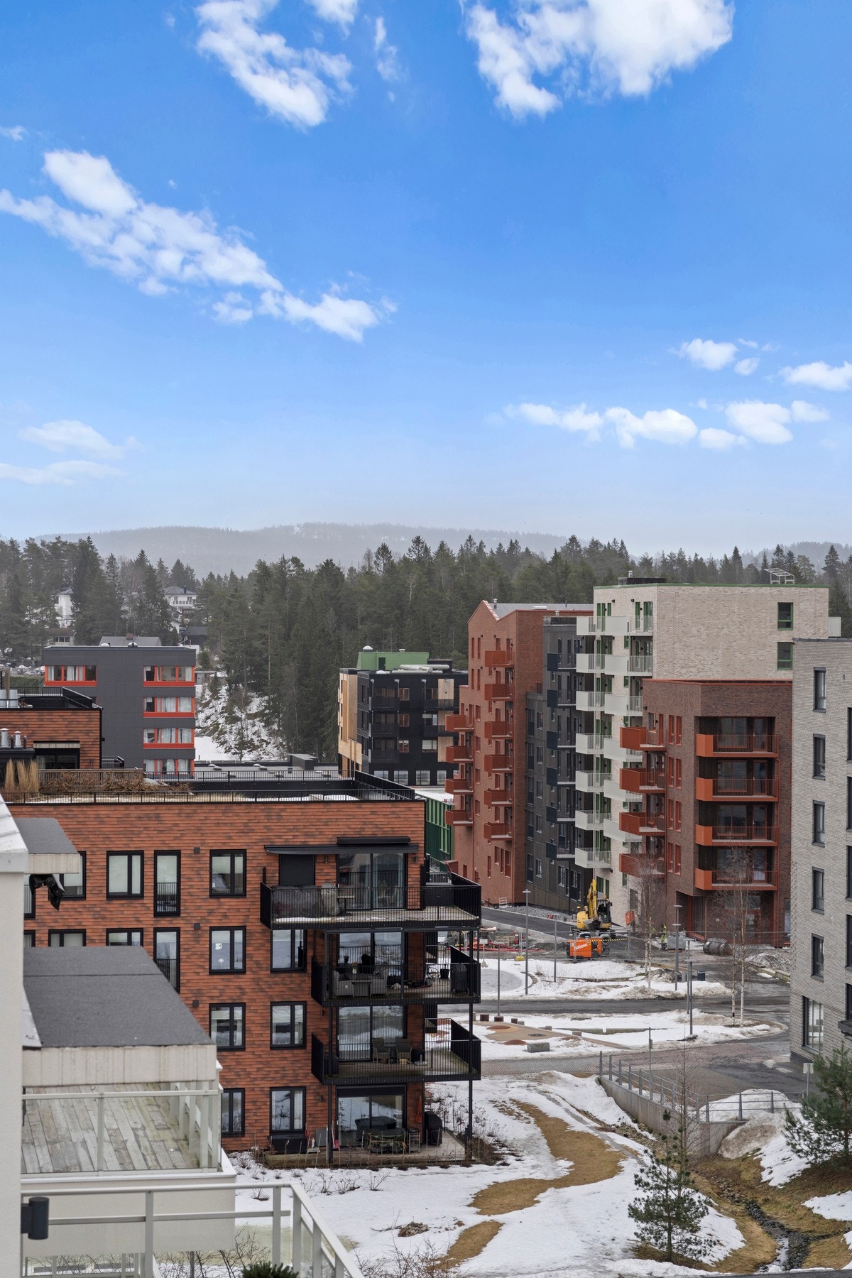 Balkongen har en luftig beliggenhet med svært gode solforhold, noe som gir fine rammer for både morgen- og formiddagssol Galleribilde