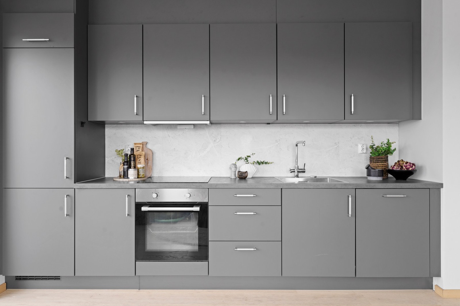 Kjøkkenet har integrert koketopp og stekeovn med mekanisk ventilator over, samt integrert kjøl/frys og oppvaskmaskin Galleribilde