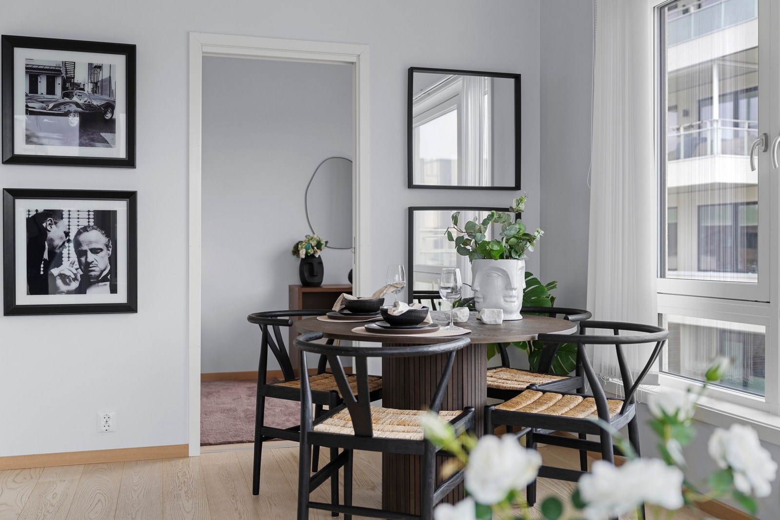 Parkett på gulvet gir leiligheten et moderne og fint preg Galleribilde