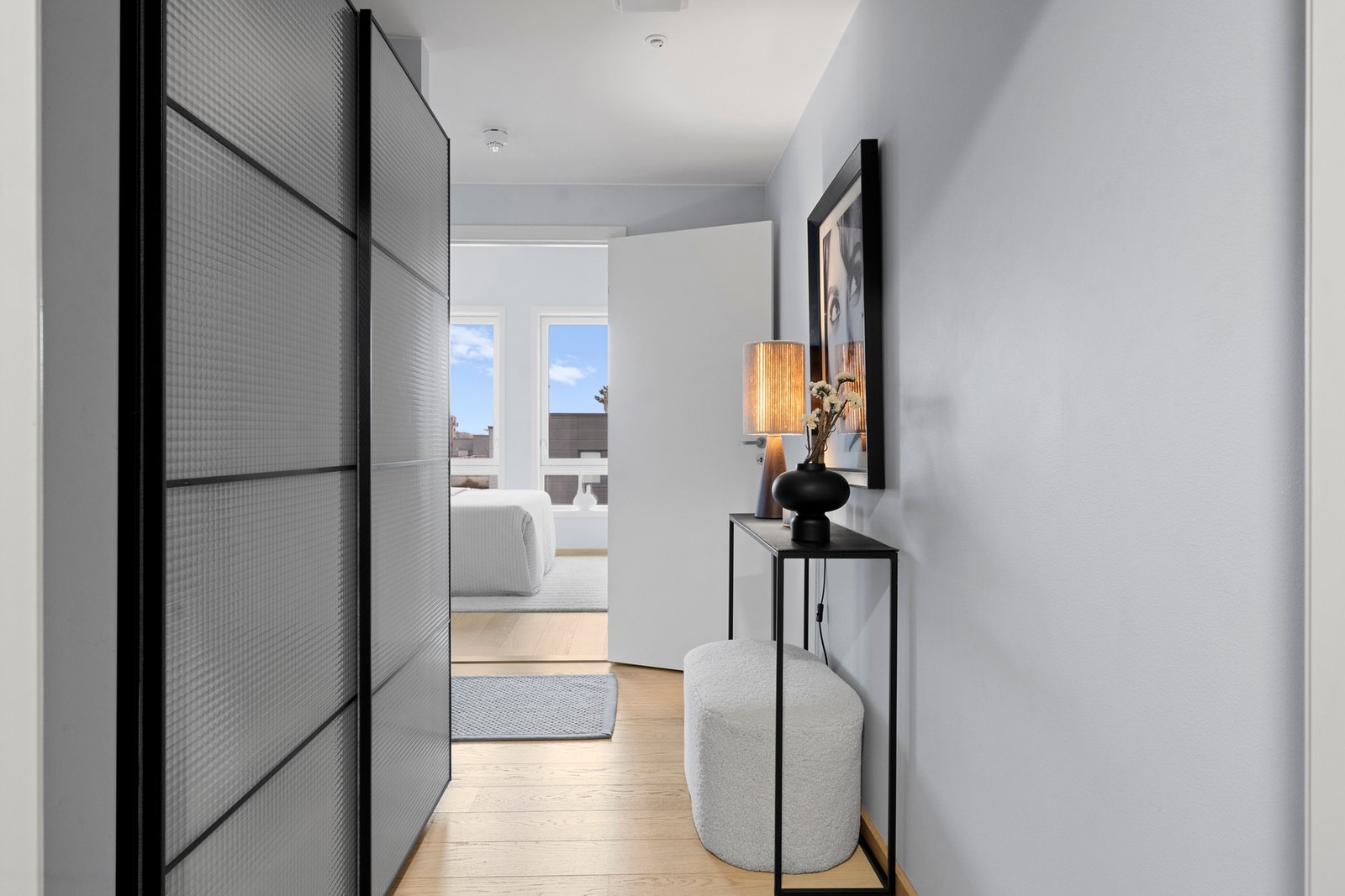 Velkommen inn! Entréen er romslig og gir et ryddig og praktisk førsteinntrykk, med en planløsning som binder leiligheten fint sammen Galleribilde