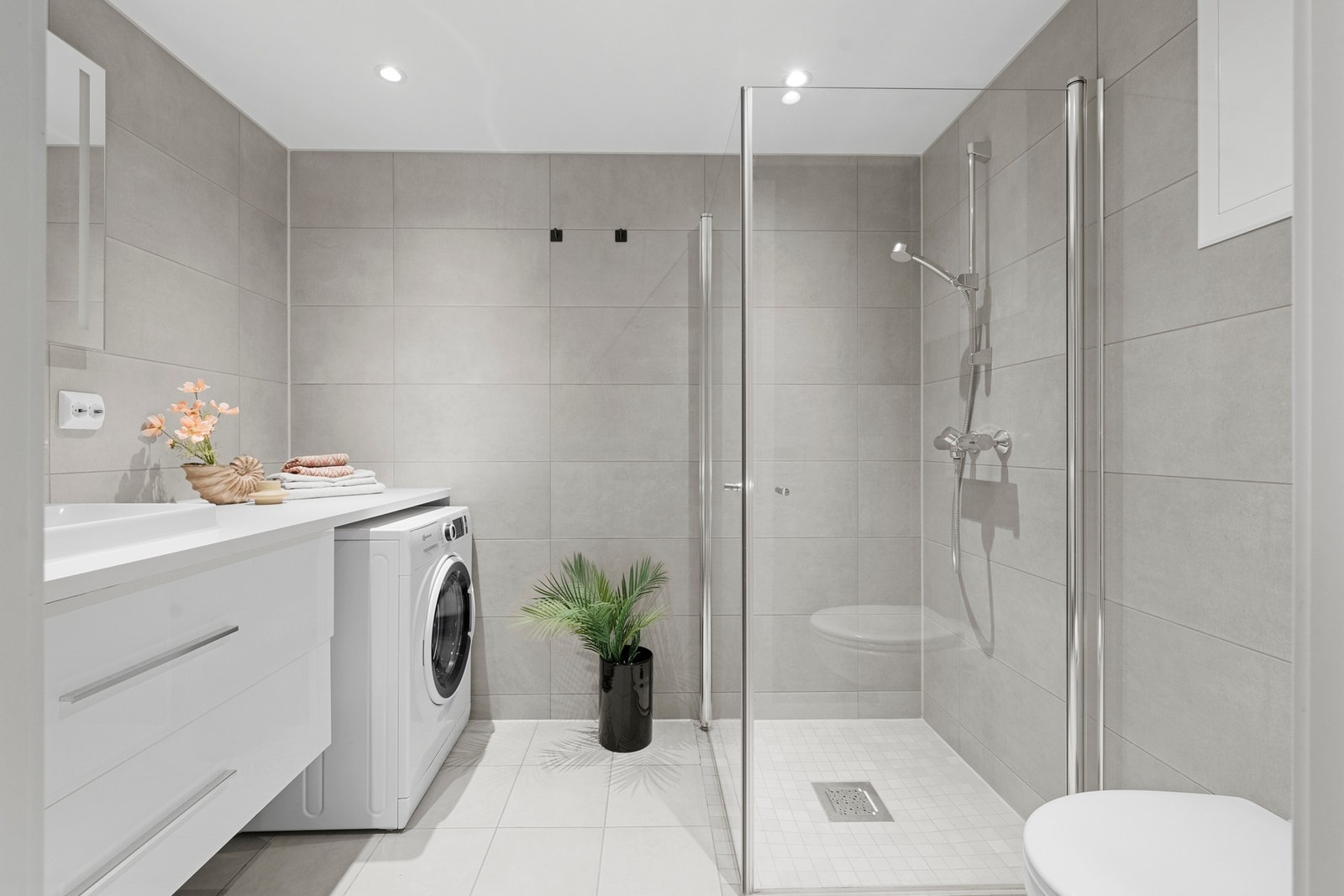 Delikat og tidsriktig bad fra 2021 med et helhetlig og pent uttrykk Galleribilde