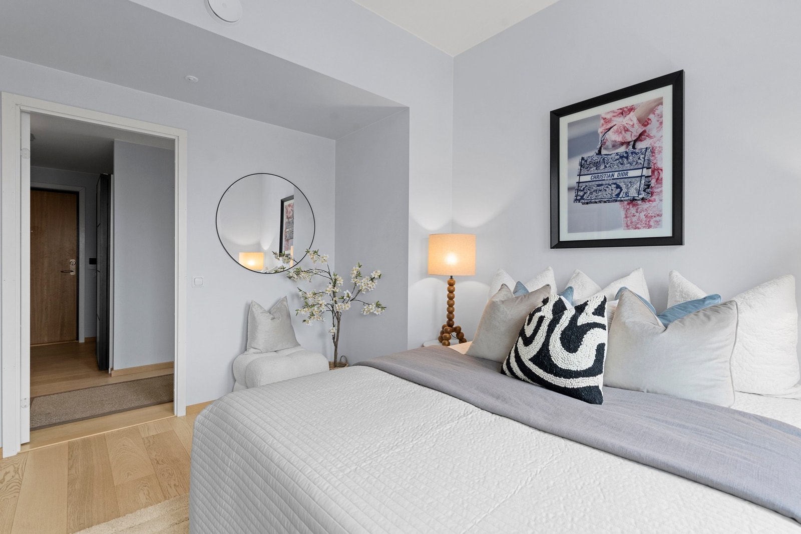 Her har du god plass til dobbeltseng, nattbord og oppbevaring i skyvedørsgarderobe Galleribilde