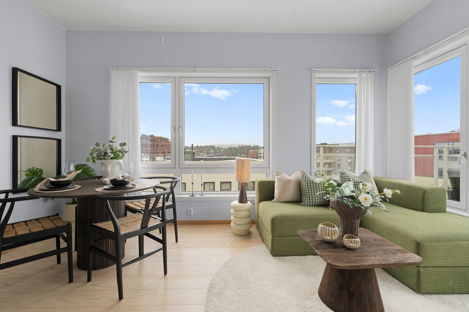 Boligen har en svært sosiale og funksjonell planløsning, store vindusflater og et fritt utsyn. A-konto gulvvarme, vann og avløp inkl. Galleribilde