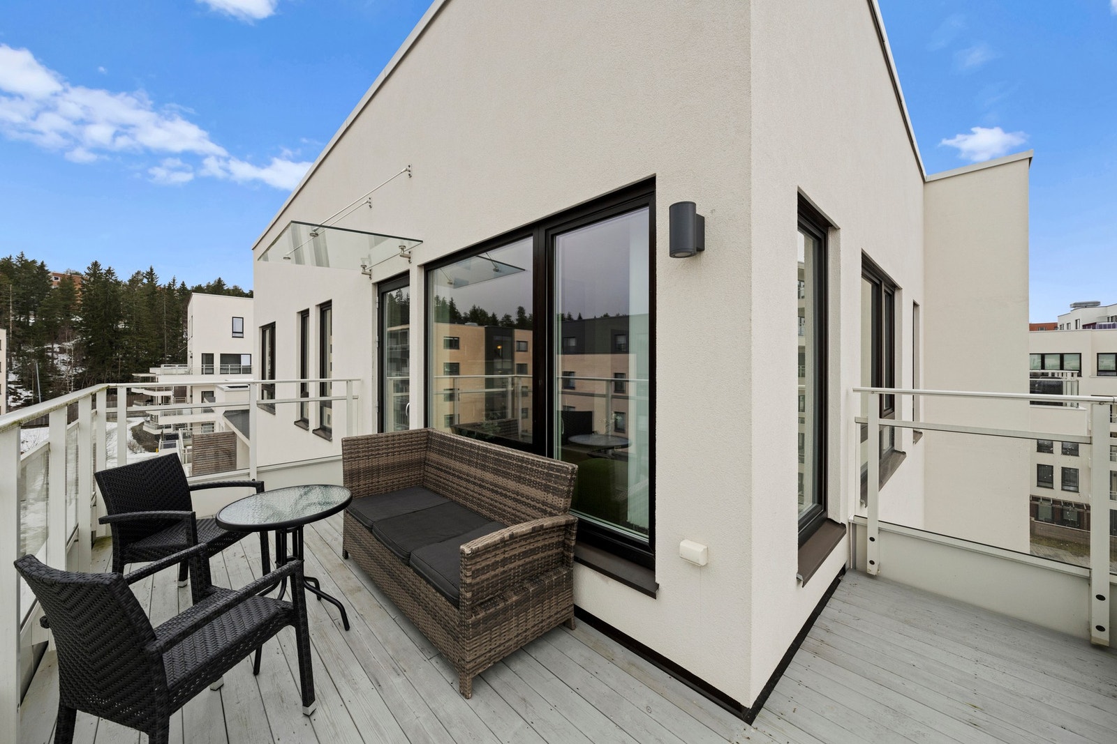 En hyggelig uteplass med god plass til utemøbler og sosiale sammenkomster Galleribilde