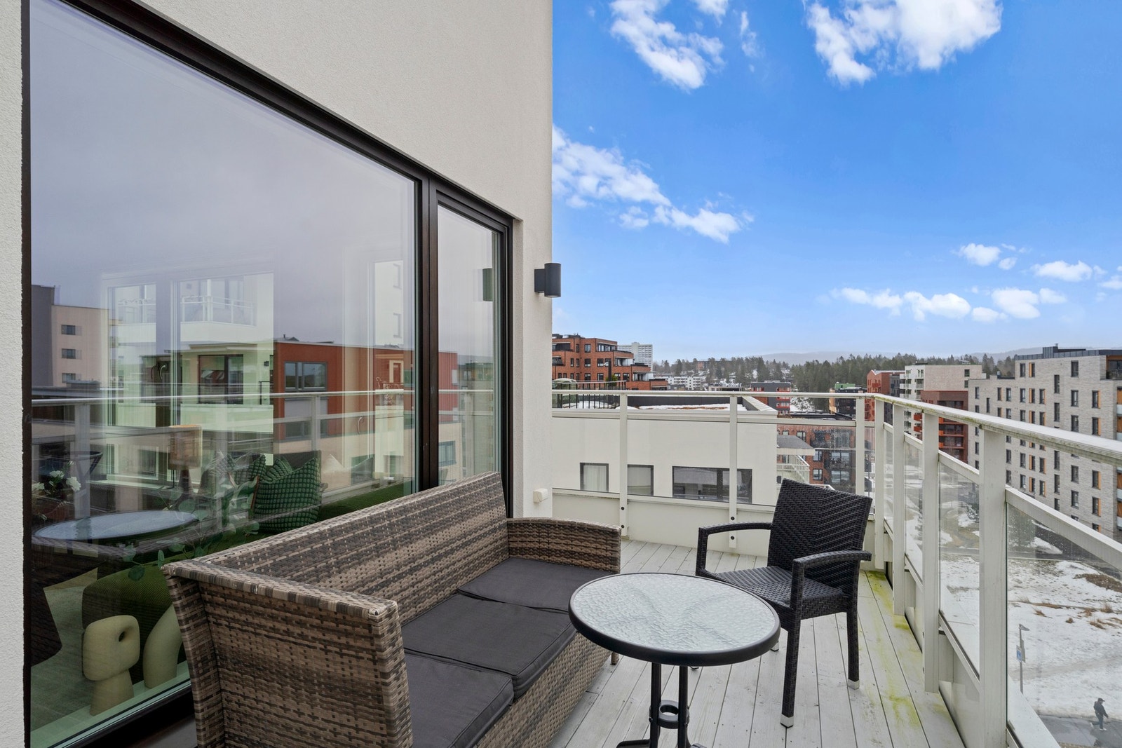 Fra stuen er det direkte utgang til en romslig balkong på ca. 12 kvm. Balkogen føles som en naturlig forlengelse av stuen på sommerhalvåret Galleribilde