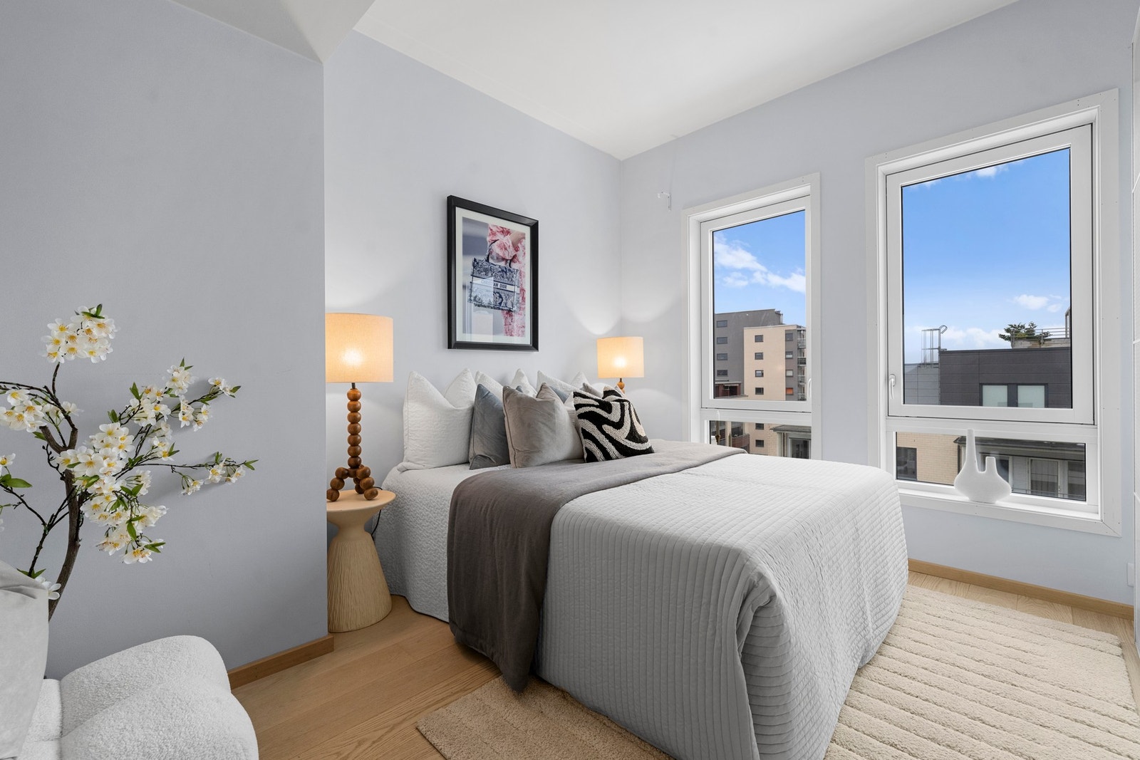 Leilighetens andre soverom er av god størrelse, noe som gir fleksible innredningsmuligheter Galleribilde