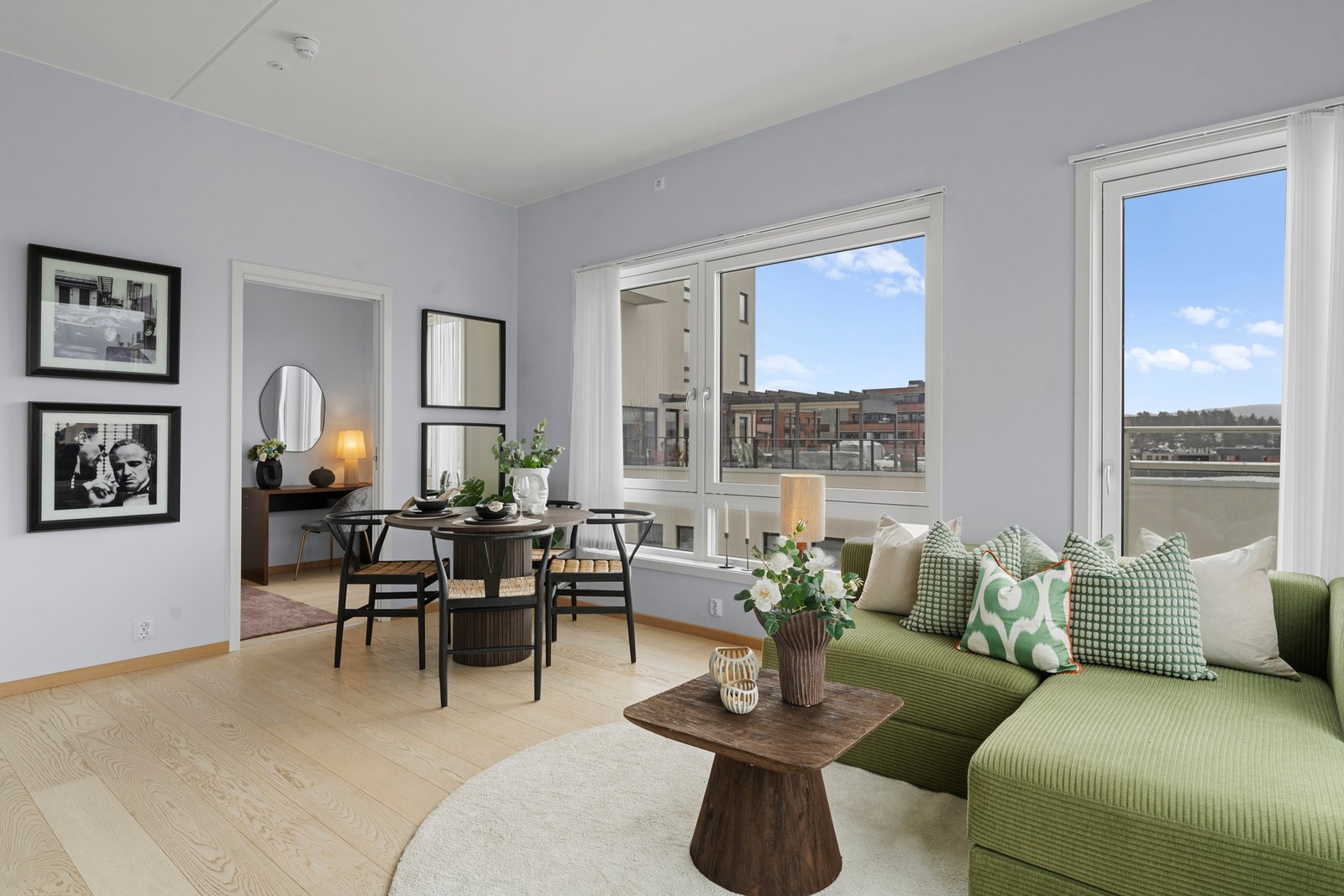 Oppholdsrommet har gode møbleringsmuligheter med naturlig plass til både romslig sofagruppe og spisebord Galleribilde