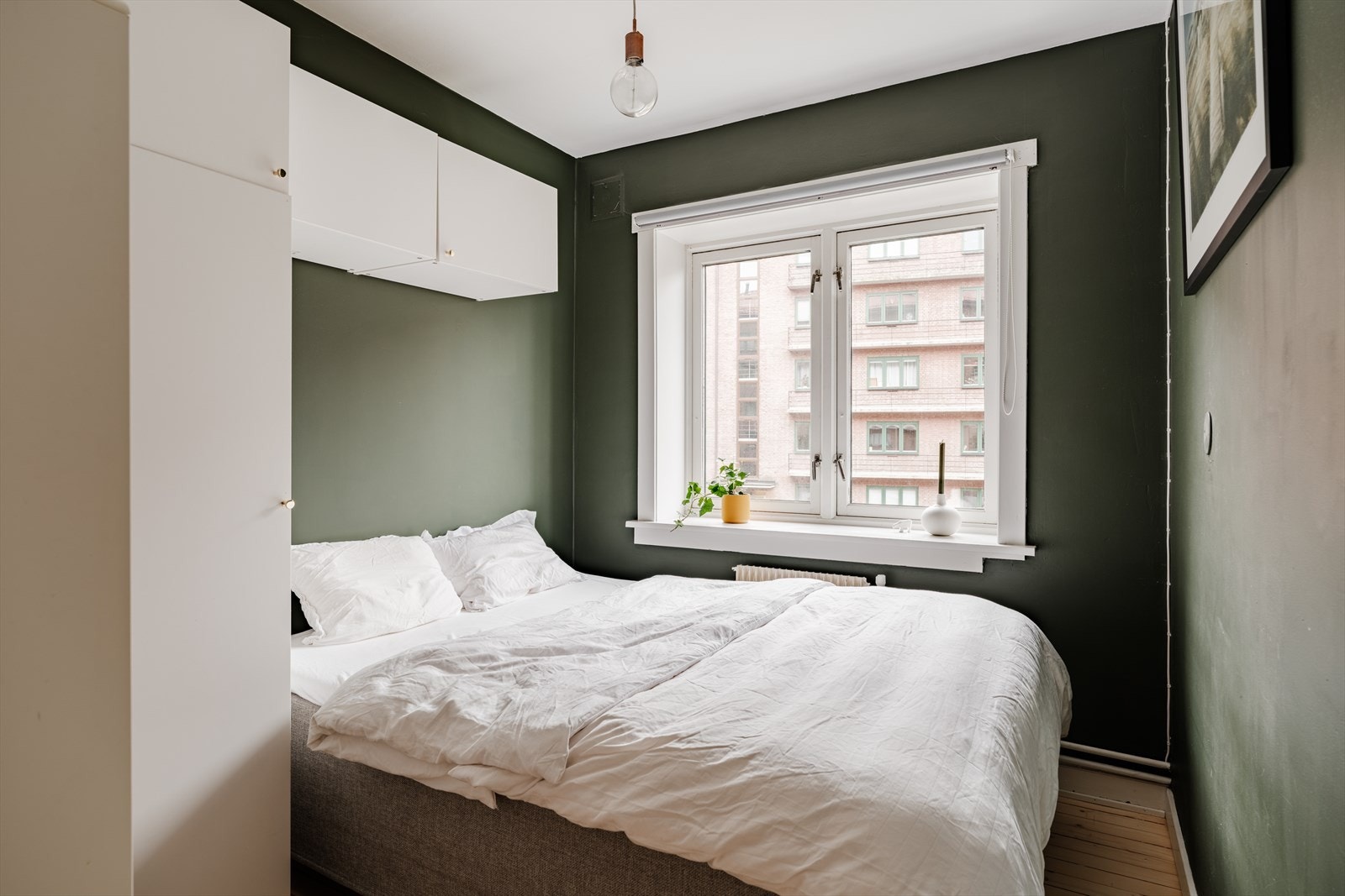 Romslig og lunt soverom med god plass til dobbeltseng og garderobeskap. Galleribilde