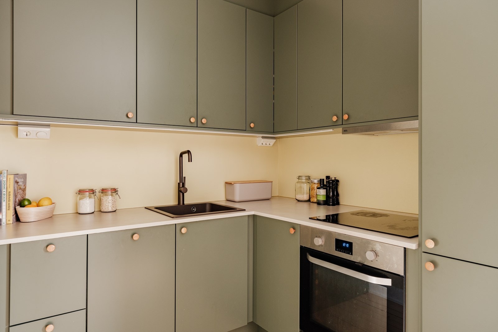 Kjøkkenet er utstyrt med integrerte hvitevarer bestående av platetopp, stekeovn, oppvaskmaskin og kjøl-/fryseskap. Galleribilde