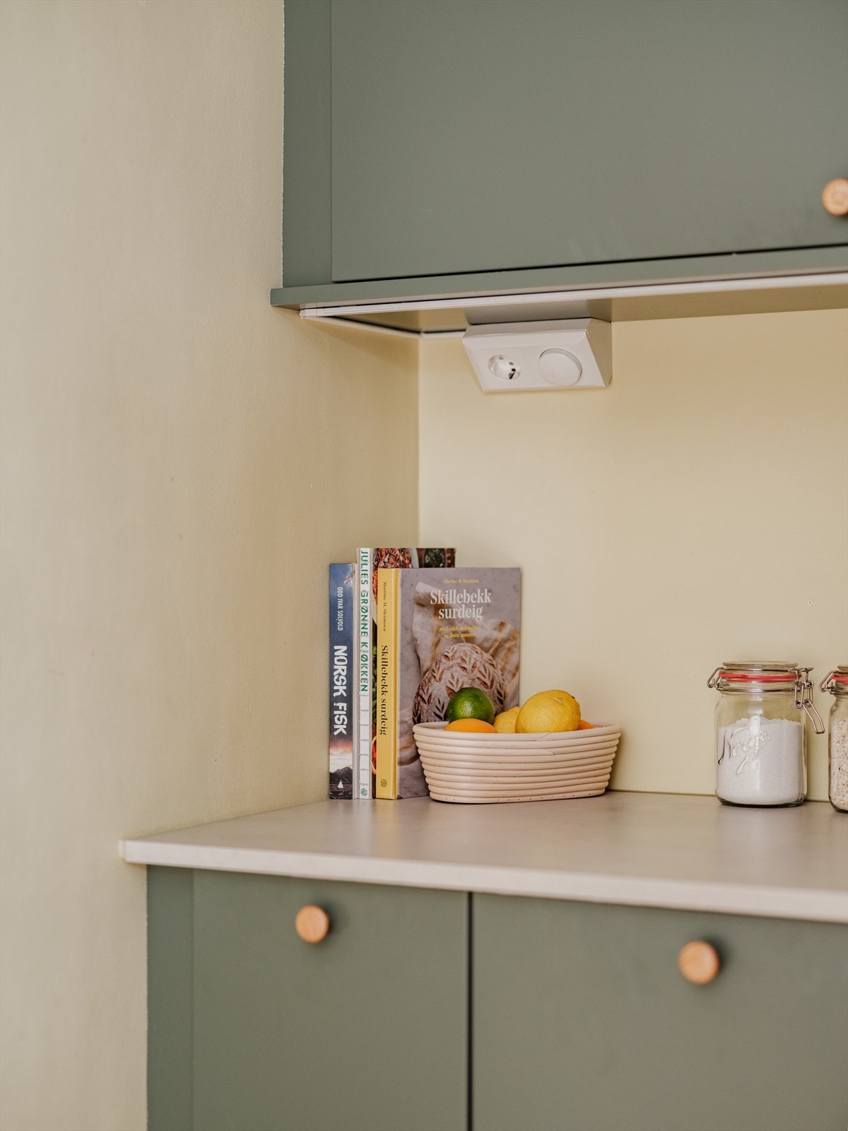 Kjøkkenet har en funksjonell utforming med rikelig skap- og benkeplass. Galleribilde