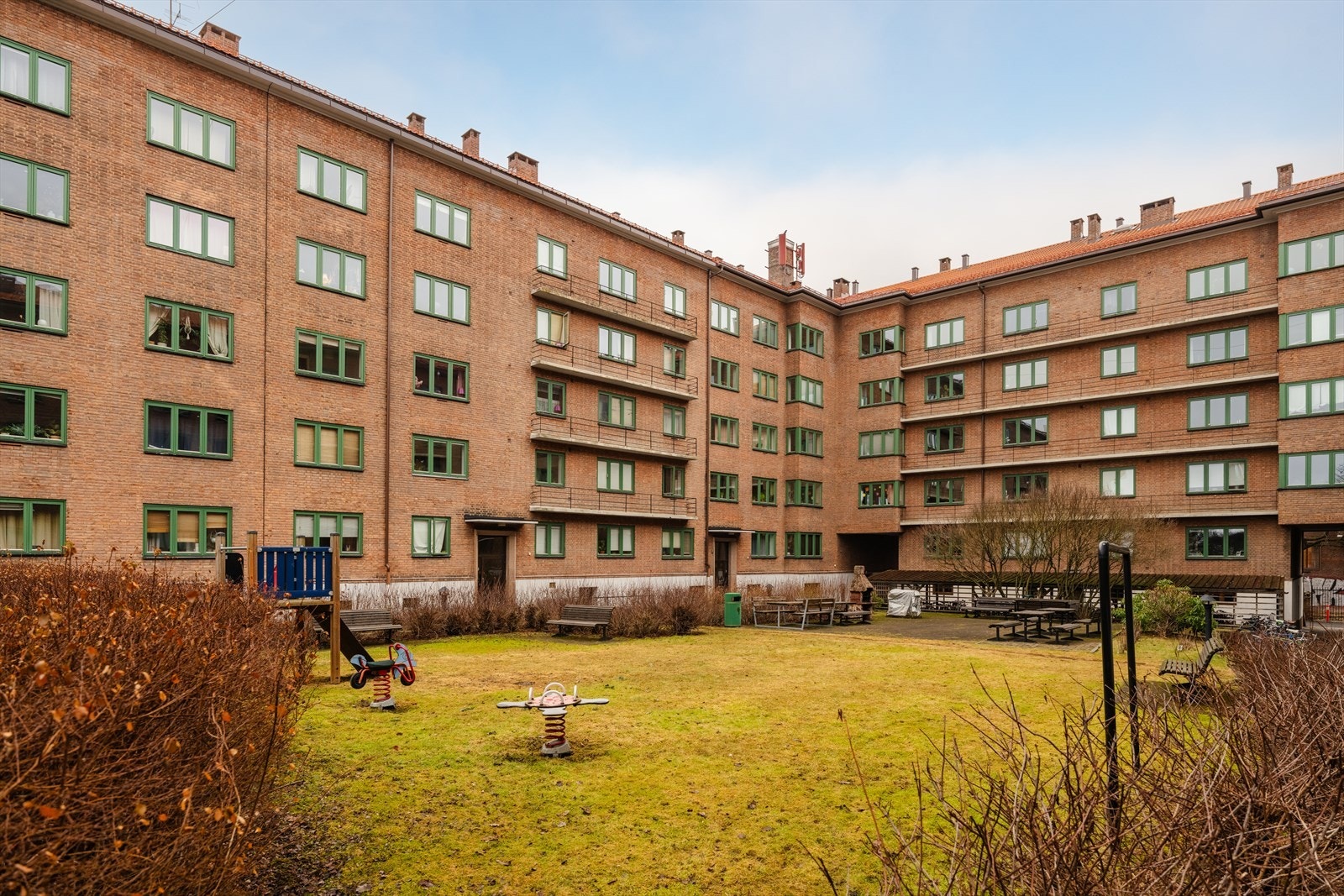 Boligen ligger i et veldrevet borettslag med fasiliteter som fellesvaskeri i kjeller, vaktmester med eget verksted (oppgang H) og en egen gjesteleilighet som kan leies etter avtale Galleribilde