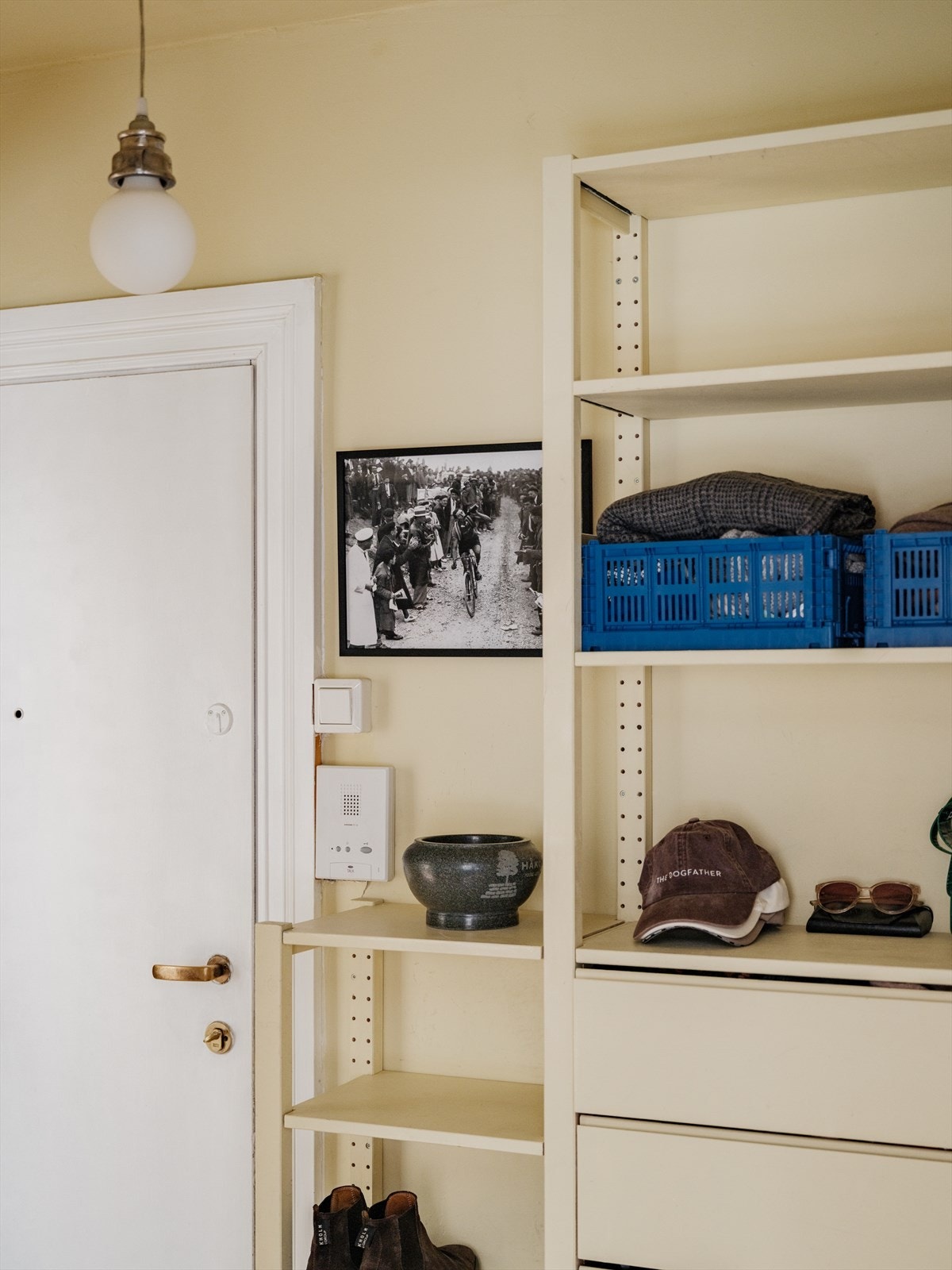 Plassen er godt nyttet med flere garderobeløsninger. I tillegg disponerer leiligheten en kjeller- og en loftsbod. Galleribilde