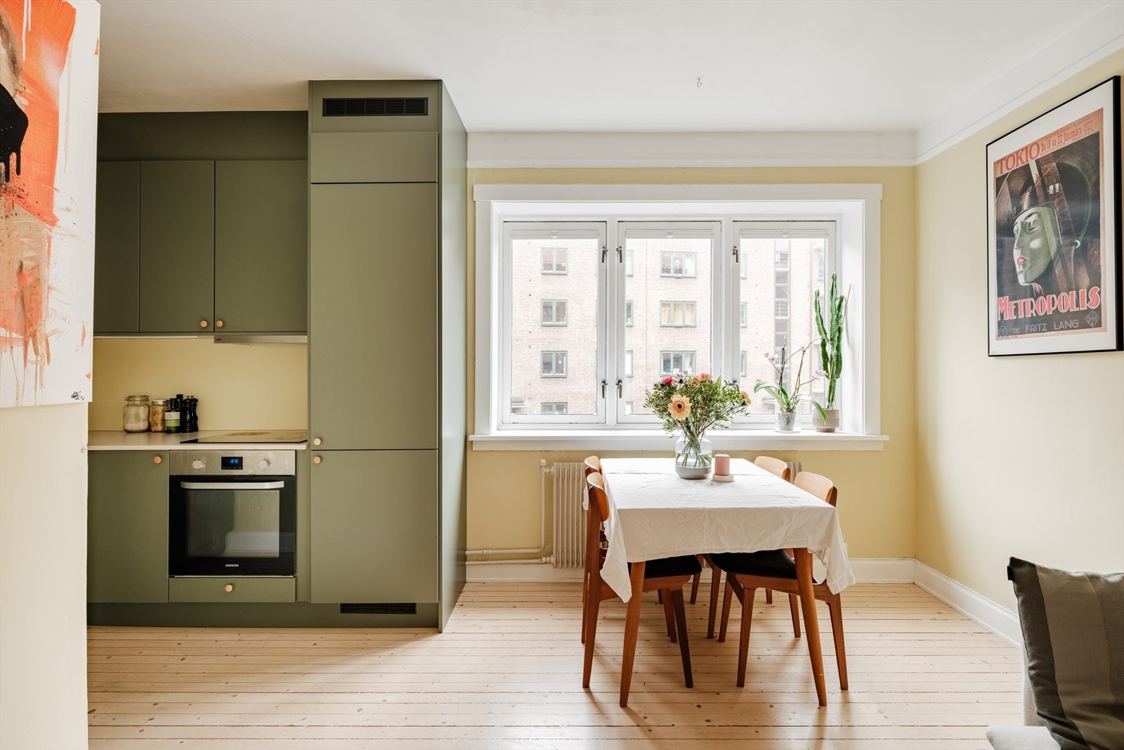 God plass til spisebord ved vinduet. Galleribilde