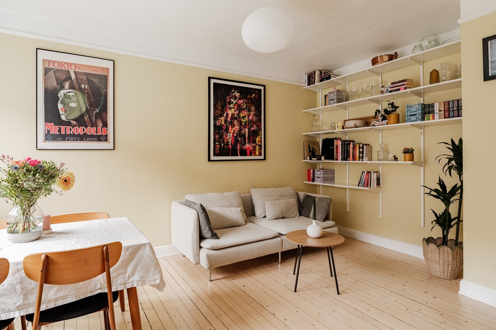 Alle overflater er nymalte i 2023 i en delikat fargetone, som skaper en lys og harmonisk atmosfære og gjør det enkelt å innrede etter eget ønske. Galleribilde