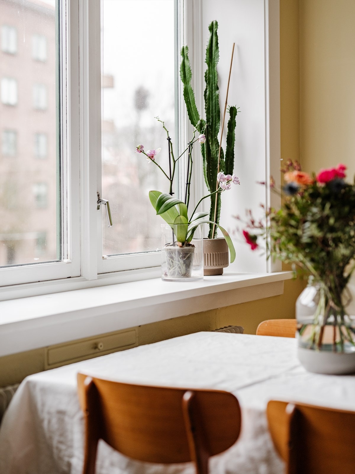 Dype vinduskarmer som gir mulighet for plassering av planter og pynt. Galleribilde