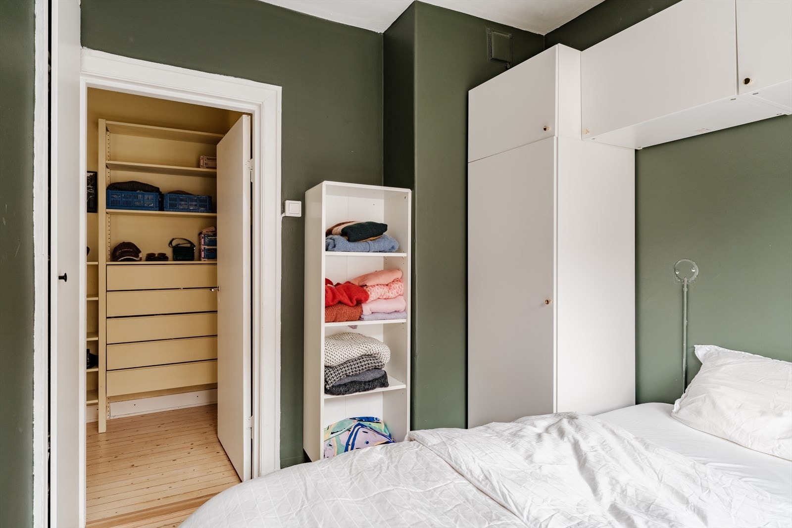 Plassen er godt nyttet med vegghengt skap over sengen. Galleribilde