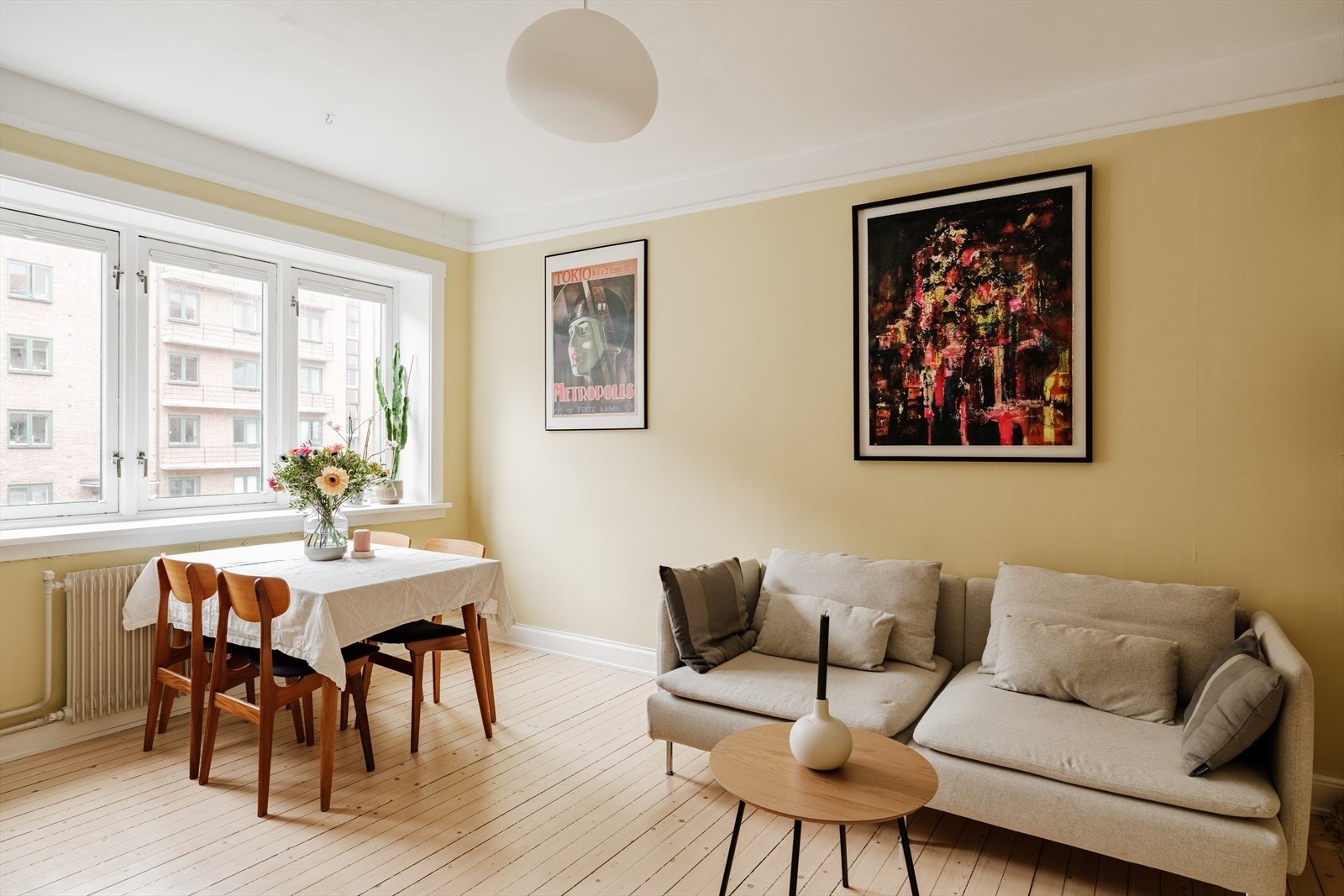 En lys og sjarmerende 2-roms med en god arealutnyttelse. Leiligheten ligger fint til i 2. etasje og vender i sin helhet mot en flott bakgård. Galleribilde