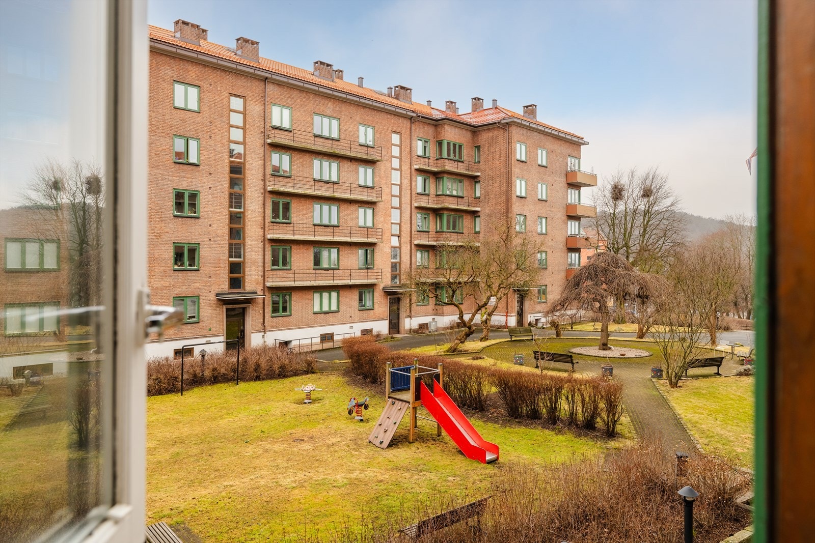 Nydelig utsikt mot borettslaget frodige felleshage. Galleribilde