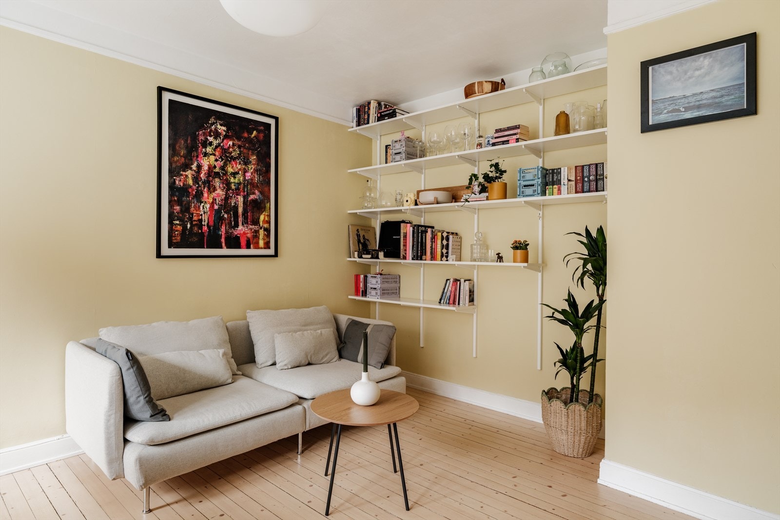 Det er god plass til sofa, spisebord og øvrig møblement i rommet. Galleribilde