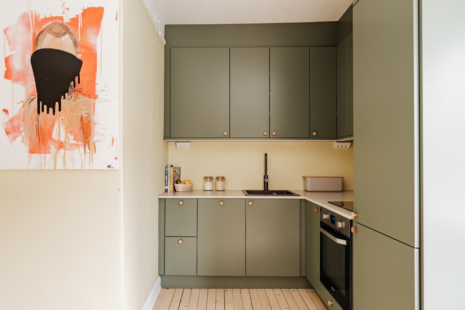 Kjøkkenet er nytt fra 2023 og med moderne, glatte fronter og laminert benkeplate. Galleribilde