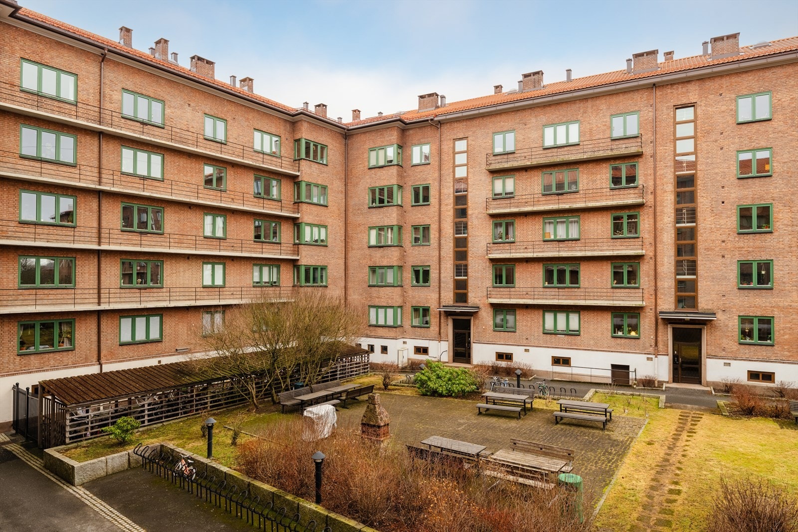 Hyggelig bakgård med flotte grøntarealer, flere sittegrupper og felles grill. Galleribilde