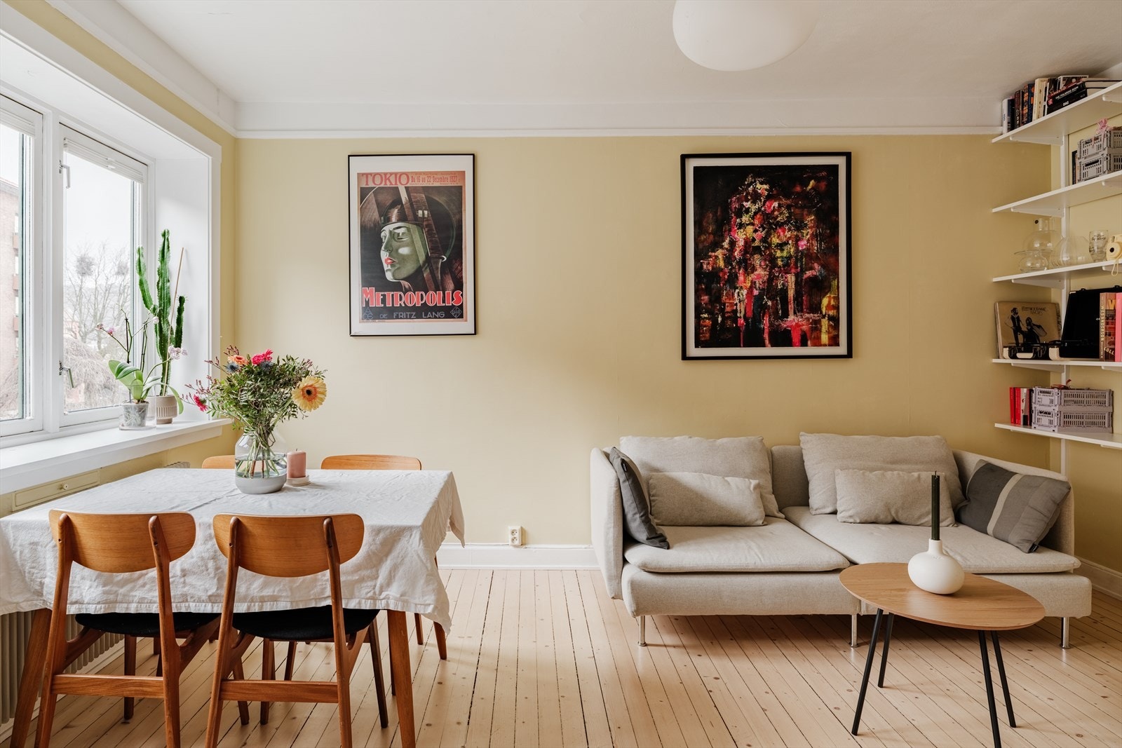 Stuen har en fin planløsning hvor møblene har sin naturlige plassering. Galleribilde