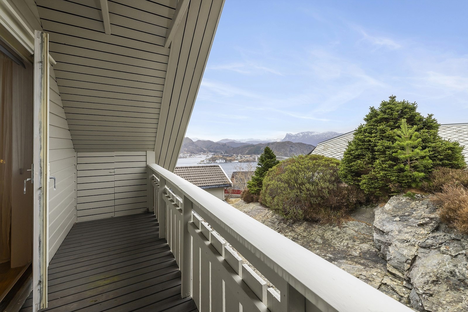 Frå dette soverommet har ein også eigen utgang til balkong - praktisk når ein skal lufte sengetøy. Galleribilde