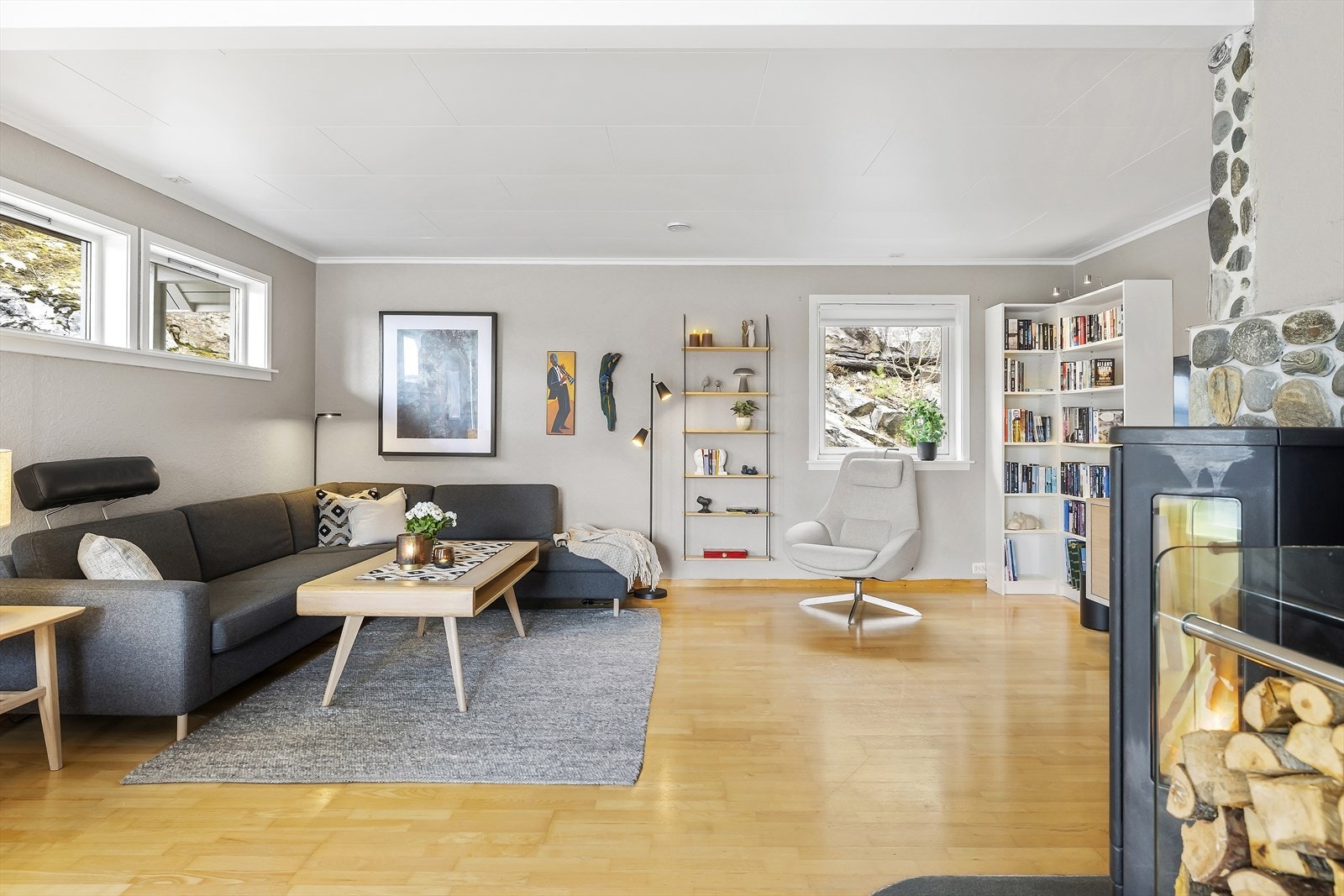 I stova er det god plass til stor sofagruppe, som rommar heile familien til filmkos og sosial familietid. Galleribilde