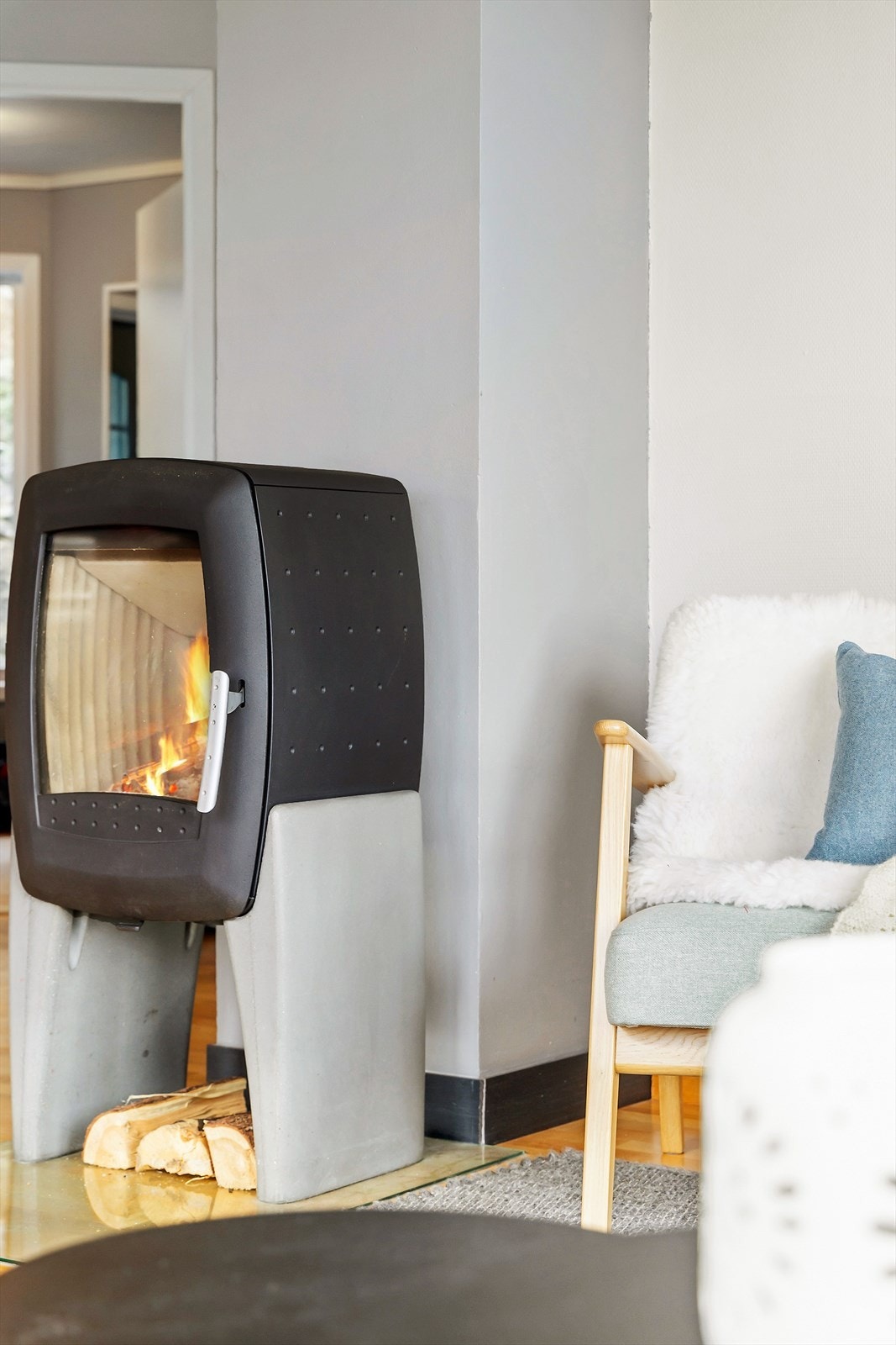 Moderne peis gjev varme og understøtter den gode stemninga i bustaden. Galleribilde