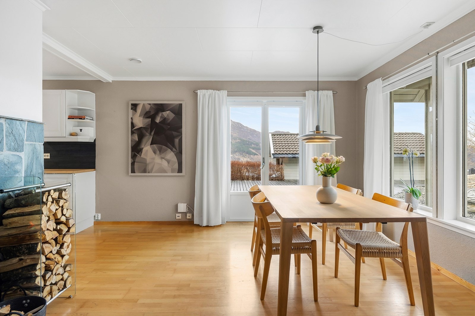 Bustaden har ei arealeffektiv og god planløysing som gjev ei opa og sosial atmosfære. Galleribilde