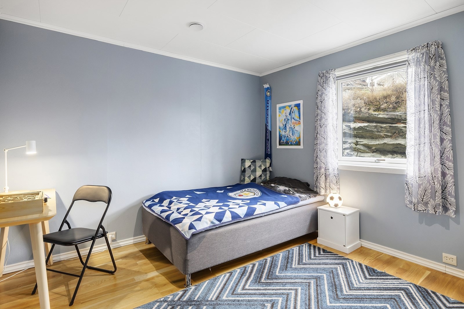 Dette soveromet ligg i hovudetasjen, og er malt i ein lun og behageleg fargetone på vegg. Galleribilde