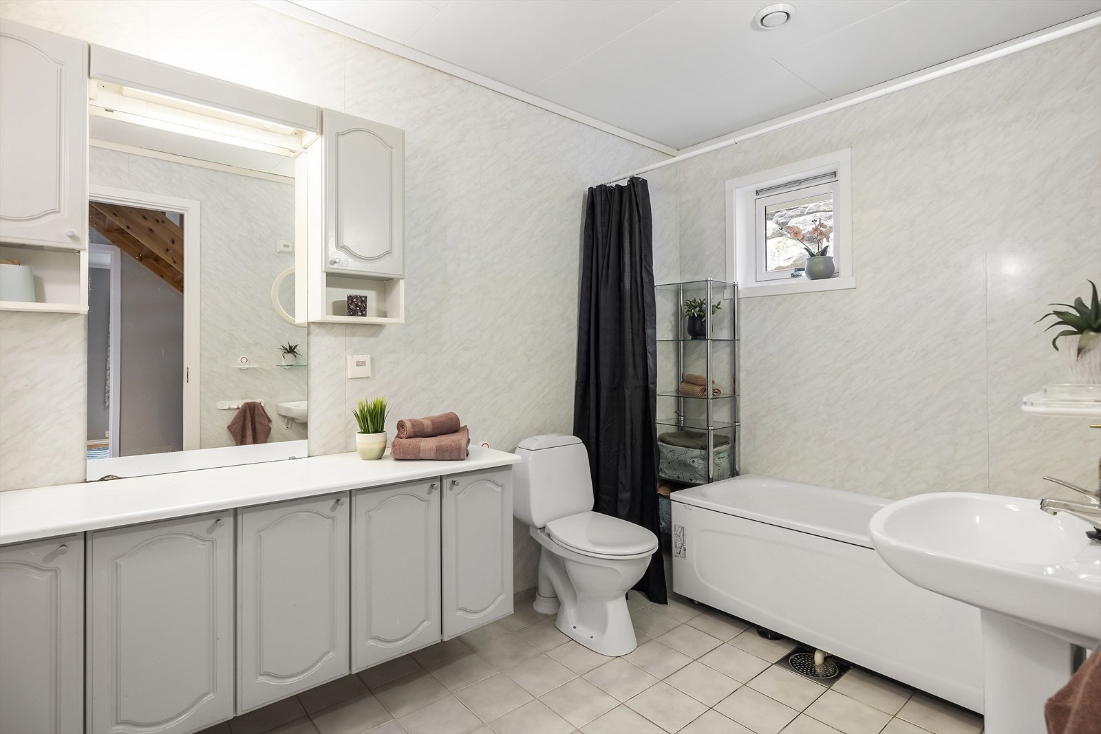 Badet i 1.etg har god lagringsplass i ei godt utbygd baderomsinnreiing. Galleribilde