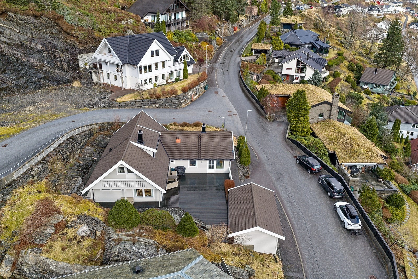 På tomta kan ein sitte lunt og usjenert, godt skjerma frå naboar. God plass til utandørs møblement - perfekt når ein treng ei roleg stund og kaffipause. Galleribilde