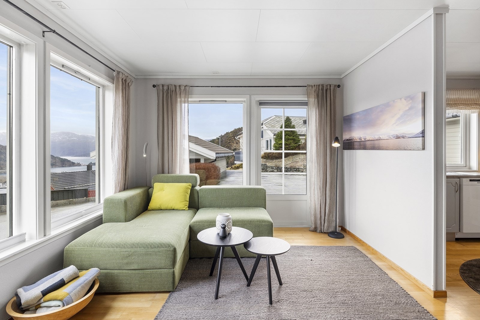 Dei mange store vindauga tek naturen inn og gjev rikeleg med naturleg lys. Galleribilde