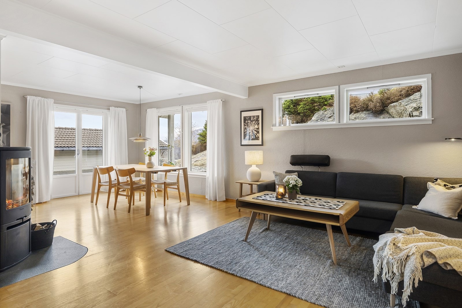 Fleire vindauge gjev rommet mykje naturleg dagslys, frå stova har ein direkte utgang til ein romsleg terrasse. Galleribilde