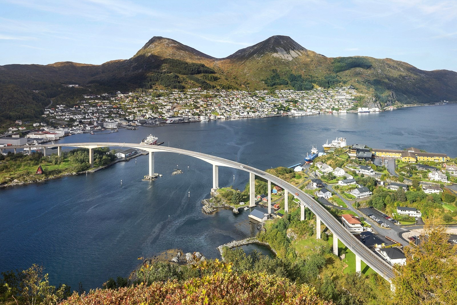 Frå eigedomen har ein kort veg til eit rikt utvalg av flotte turterreng, reisemål og attraksjonar rundt om i heile Nordfjord - perfekt for ein aktiv fritidslivsstil. Galleribilde