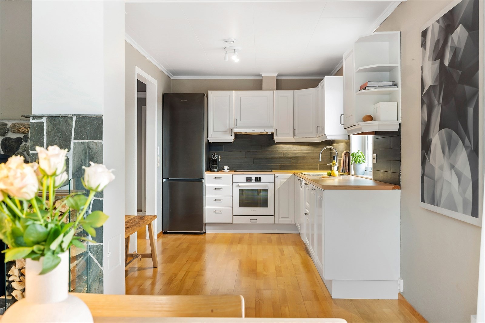 Her er det gjennomgåande god standard, med lyse pene overflater samt tidsriktig farge- og materialval. Galleribilde