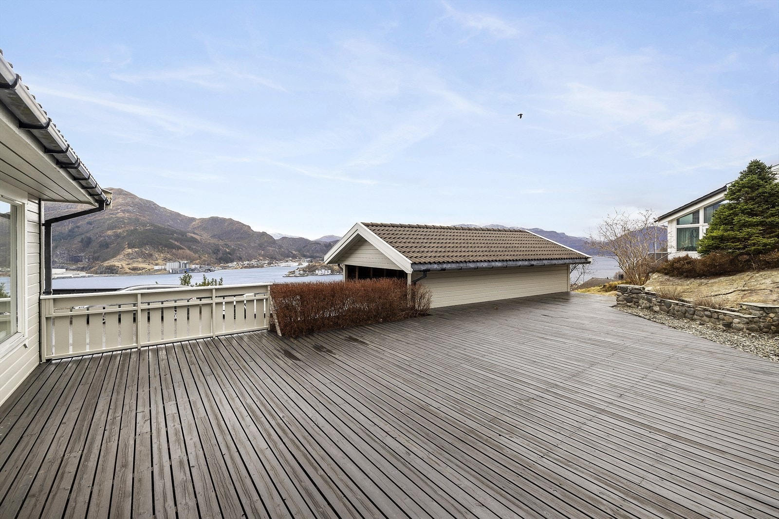 Her ligg alt til rette for høg trivsel med rikeleg av plass til variert utemøblering. Galleribilde