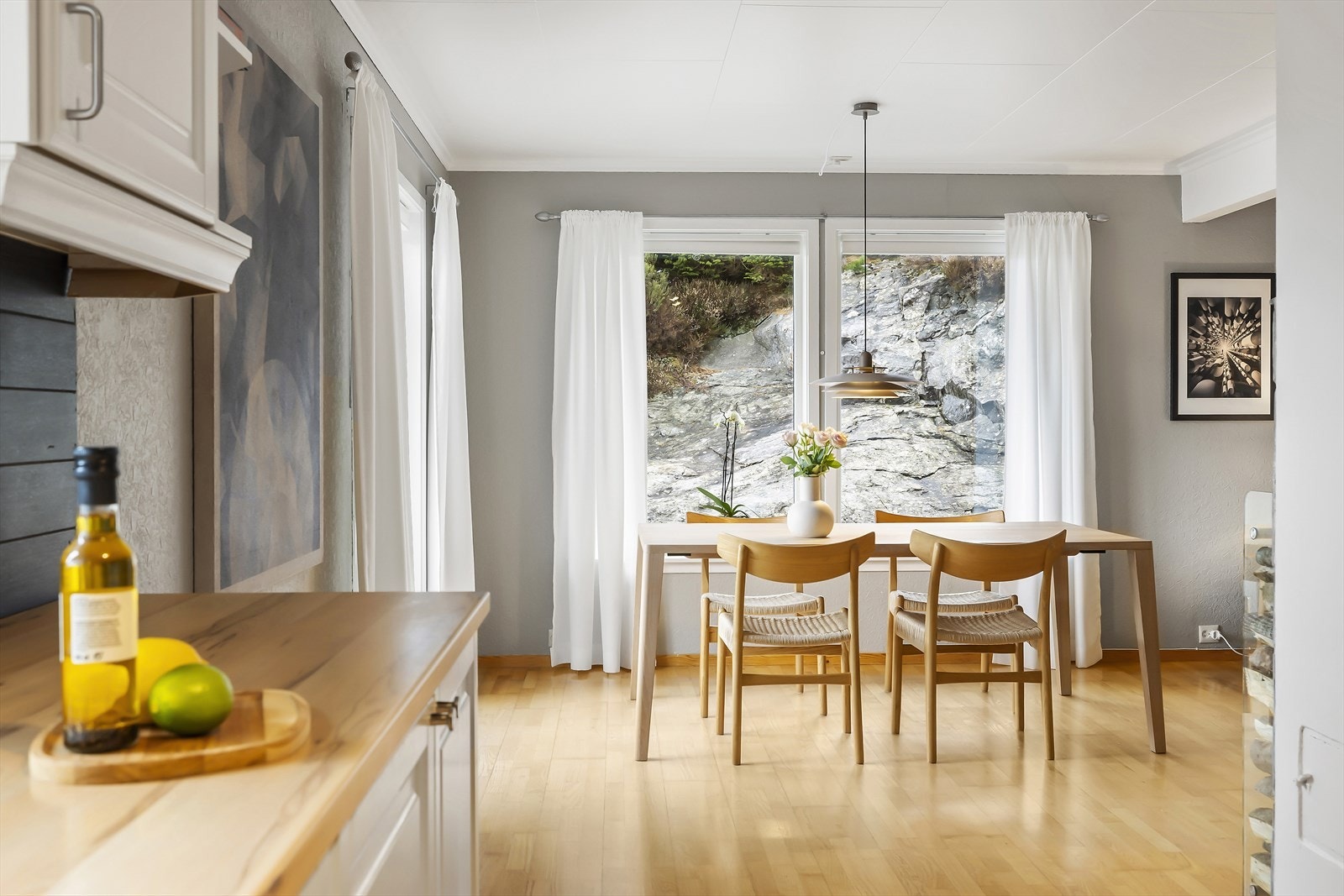 Velkomen til Gate 6 21! Ein lys og triveleg einebustad med fin og skjerma beliggenheit i eit roleg og barnevennleg område. Galleribilde