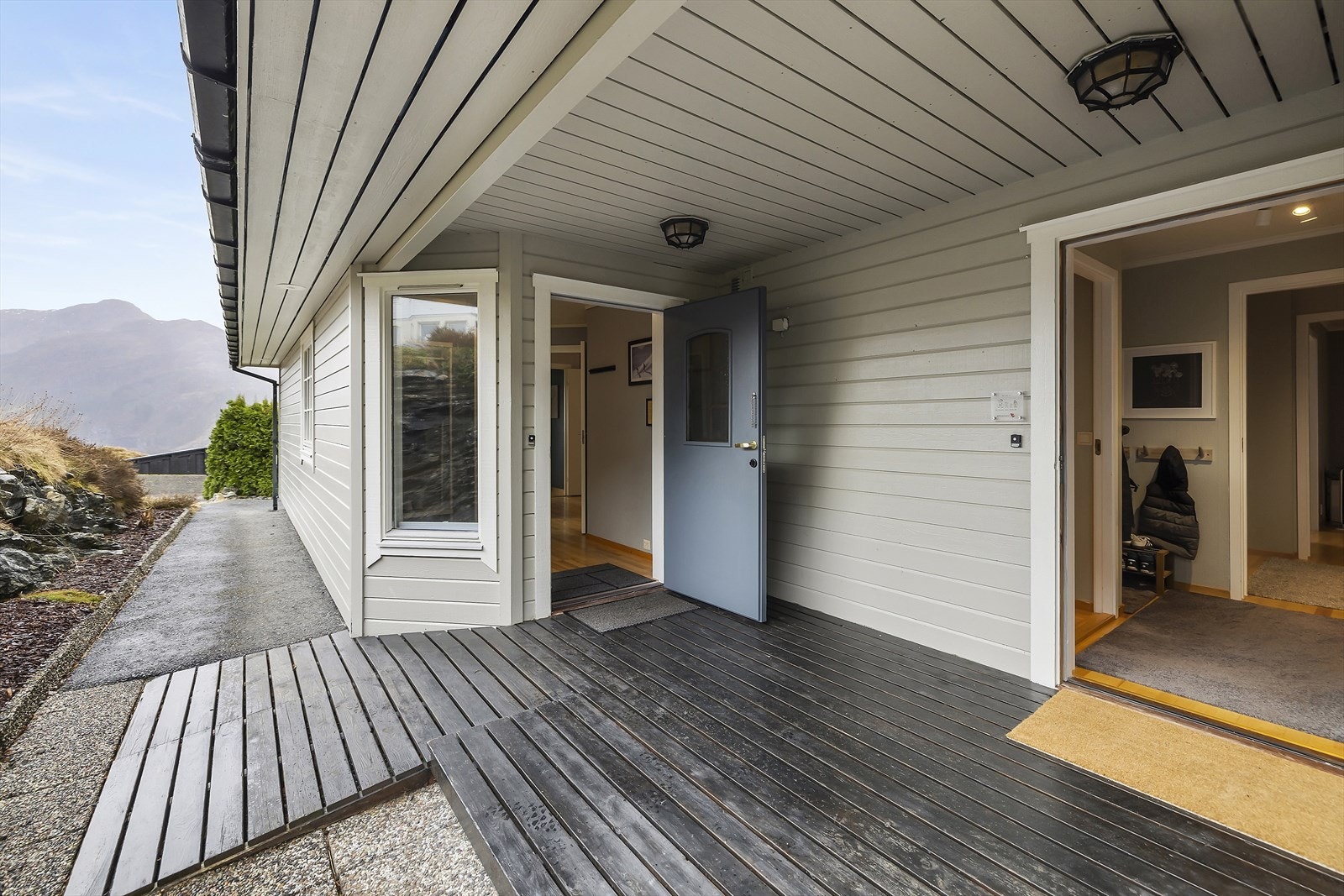 Eit hyggjeleg og overbygd inngangsparti ynskjer deg velkomen heim. Galleribilde