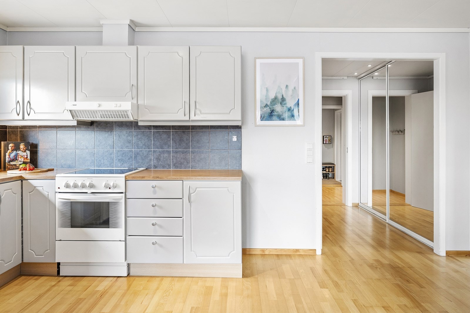 Bustaden er registret som ein tomannsbustad, eigar har satt inn dør mellom einingane og nytta heile bustaden sjølv. Galleribilde