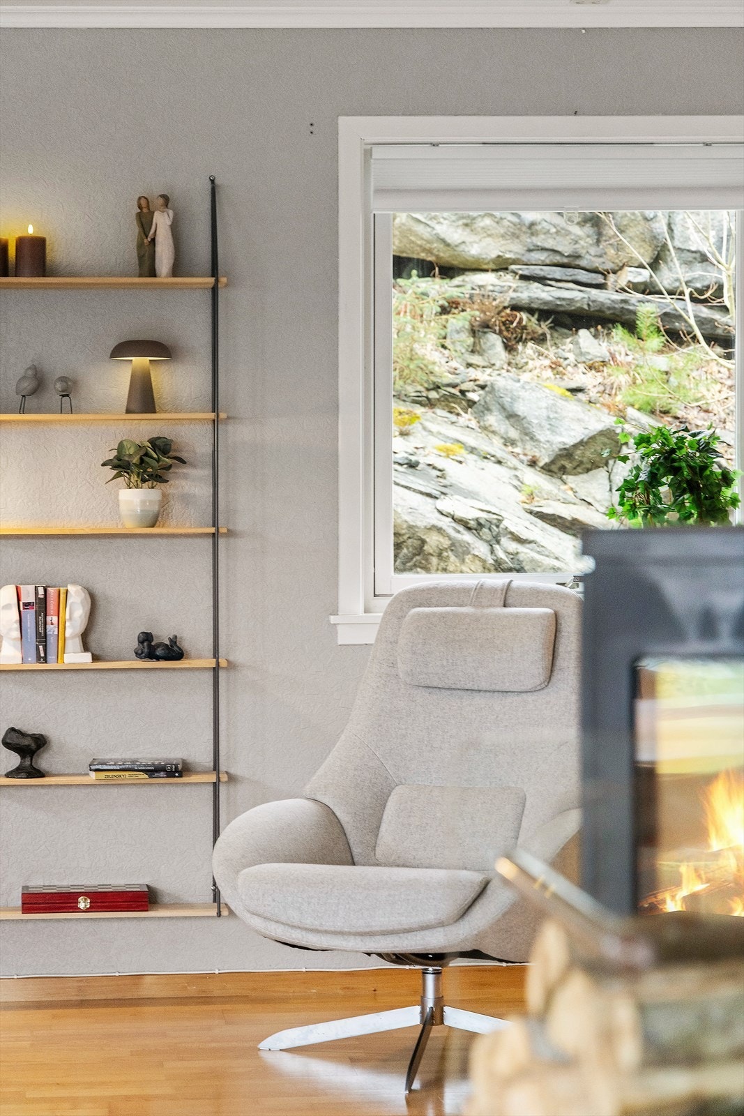 Eit behagelig opphaldsrom som gjev plass for eit godt kvardagsliv. Galleribilde